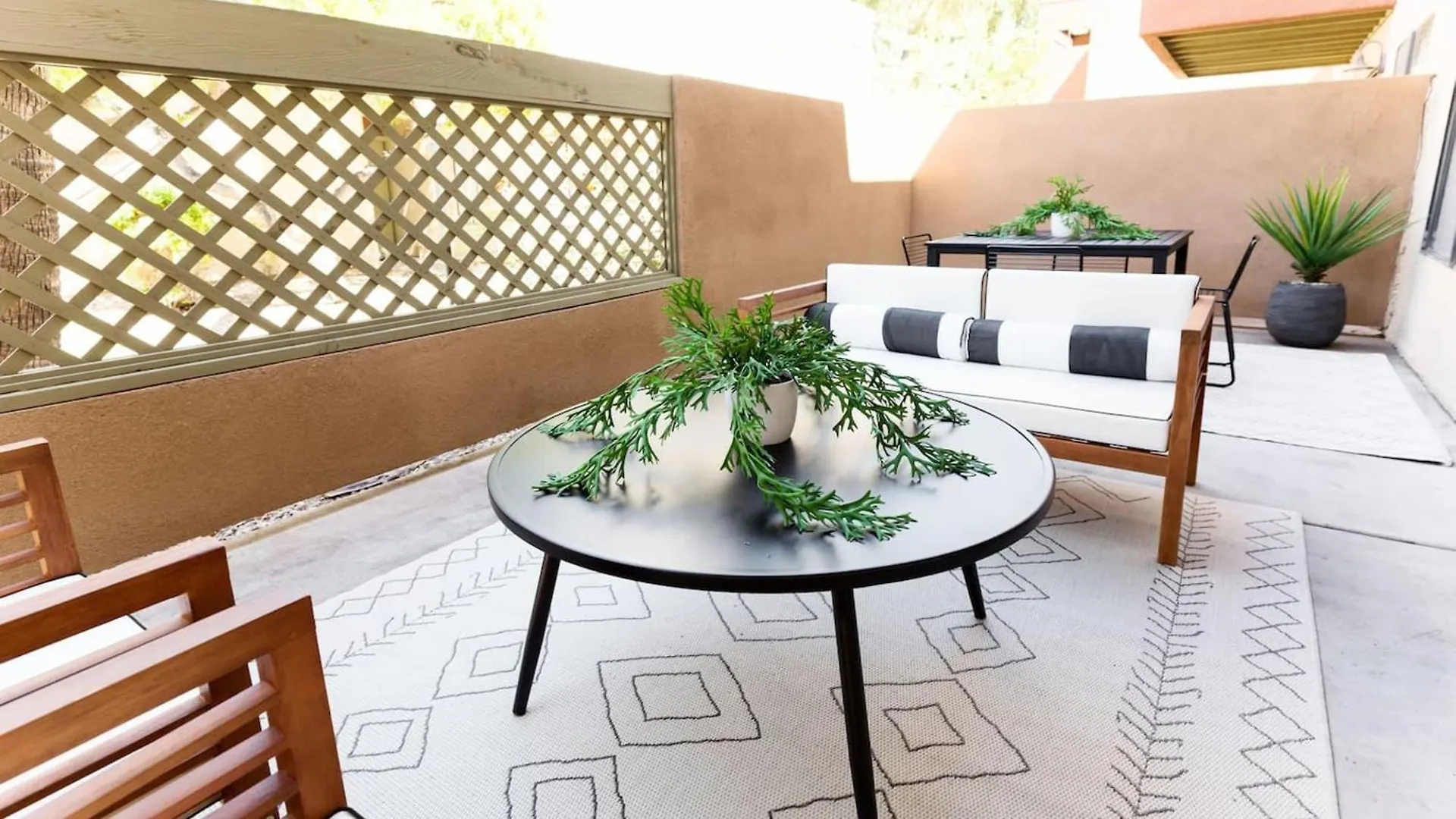 Stylish Old Town 2 Bdrm Ground Floor Condo Scottsdale